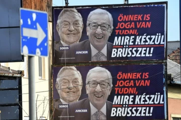 Sur cette affiche placardée en Hongrie par le parti de Viktor Orban, on peut lire "Vous avez aussi le droit de savoir ce que Bruxelles prépare", à côté des portraits de George Soros et Jean-Claude Juncker. Photographie prise le 26 février 2019 à Budapest