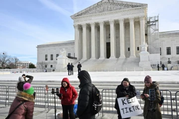Des partisans du réseau social TikTok devant la La Cour suprême des Etats-Unis, à Washington, le 10 janvier 2025