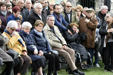 Des personnes rendent hommage aux victimes de l'accident de Puisseguin dans la commune, le 23 octobre 2016