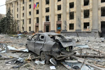 La mairie de Kharkiv en Ukraine frappée par des bombardements russes, le 1er mars 2022