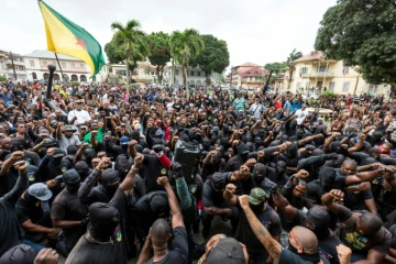 Des membres du collectif des "500 frères" réunis devant la préfecture de Cayenne, le 7 avril 2017 en Guyane