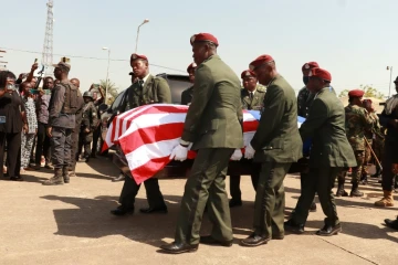 Des militaires libériens portent le cercueil de l'ex-chef de guerre Prince Johnson lors de ses funérailles à Ganta (Liberia), le 18 janvier 2025