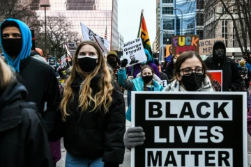 Des manifestants à Minneapolis le 19 avril 2021
