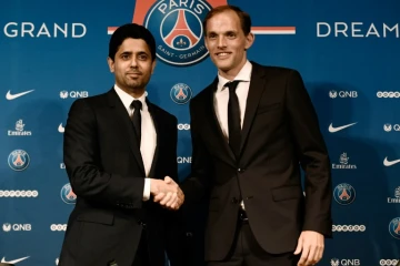 Thomas Tuchel serrant la main de son président Nasser Al-Khelaifi lors de sa présentation comme nouvel entraîneur du Paris SG le 20 mai 2018 à Paris
