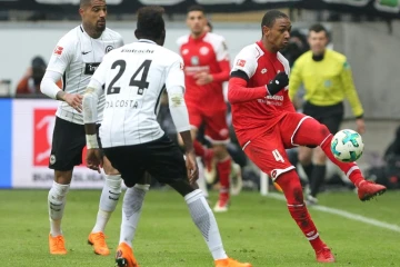 Le jeune défenseur français de Mayence Abdou Diallo dégage le ballon lors d'un déplacement chez l'Eintracht Francfort, le 17 mars 2018