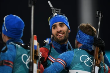 Le biathlète français Martin Fourcade félicité par ses compatriotes après sa victoire dans la mass start, aux JO de Pyeongchang le 18 février 2018