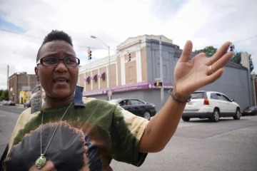 Erricka Bridgeford, une des organisatrice d'un cessez-le-feu de 41 heures, désigne le 8 août 2017 le carrefour à Baltimore où son cousin a été tué par balle en 2015, à Baltimore aux Etats-Unis