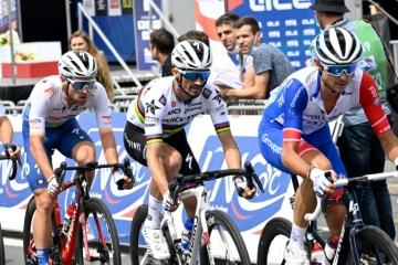 Julian Alaphilippe, au centre avec son maillot arc-en-ciel de champion du monde, lors des championnats de France à Cholet, le 26 juin 2022