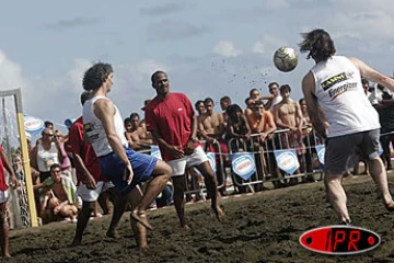 La première édition du Nestlé tour beach soccer a eu lieu du samedi 26 au lundi 28 mars 2005. Le footballeur Éric Cantona était invité