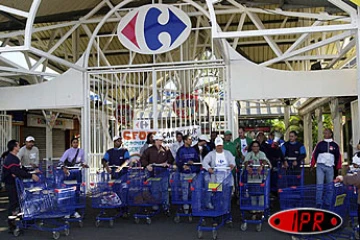 Mercredi 25 juin 2003
Le personnel de Carrefour à Saint-Denis est en grève pour protester contre le licenciement d'un employé