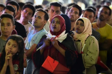 Des supporters et supportrices regardent le match de l'Egypte face à la Russie, au Caire le 19 juin 2018