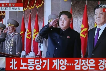 Capture d'écran réalisée le 10 octobre 2015 d'une vidéo de la chaîne de télévision Yonhap News TV à Séoul montrant Kim Jong-Un (C) pendant une cérémonie marquant le 70e anniversaire à Pyongyang