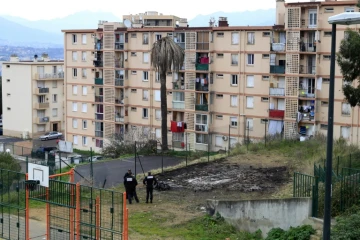 Des policiers patrouillent le quartier des "Jardins de l'empreur", le 30 décembre 2015 à Ajaccio