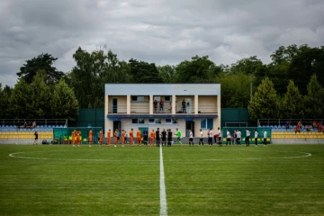 Le petit stade de Demydiv, à 20 kilomètres au nord de Kiev, lors d'un match de préparation entre le FSC Marioupol et le FC Nyva, le 20 août 2022
