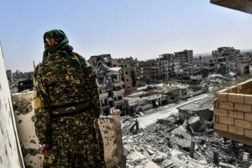 Un combattant des Forces démocratiques syriennes surveille une zone de Raqa, le 8 octobre 2017