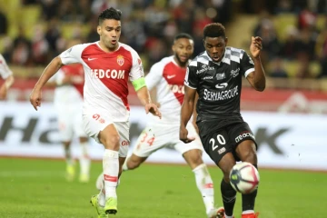 L'attaquant de Monaco Radamel Falcao (g) impuissant face au défenseur camerounais de Guingamp Félix Eboa Eboa, le 22 décembre 2018 au stade Louis-II de Monaco 