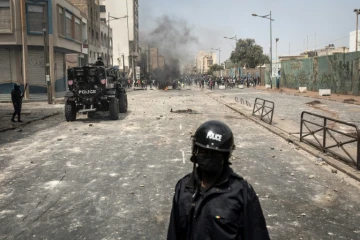 Des policiers sénégalais bloquent des manifestants dans une rue de Dakar le 5 mars 2021
