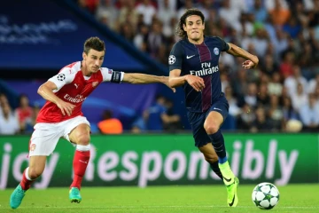 Duel entre le défenseur d'Arsenal Laurent Koscielny (g) et l'attaquant du PSG Edinson Cavani, le 13 septembre 2016 au Parc des Princes