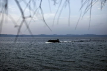 Des migrants arrivent sur les côtes de l'île grecque de Lesbos après avoir traversé la mer Egée depuis la Turquie, le 10 septembre 2015