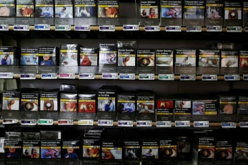 Des paquets de cigarettes en vente chez un buraliste à Fervaches, le 5 décembre 2018 dans la Manche