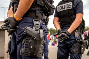 Un homme armé d'un couteau a tué une personne et blessé grièvement deux autres
