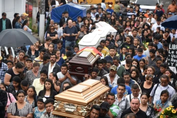 Des familles et proches aux funérailles des victimes d'un glissement de terrain, le 4 octobre 2015  au cimetière de Santa Catarina Pinula, au Guatemala