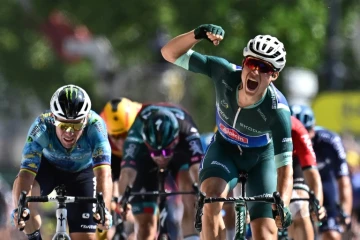 Jasper Philipsen vainqueur au sprint de la 7e étape du Tour de France à Bordeaux devant Mark Cavendish, le 7 juillet 2023 