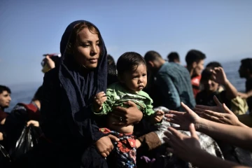 Des migrants et réfugiés, partis de Turquie, arrivent sur l'île grecque de Lesbos, le 5 octobre 2015