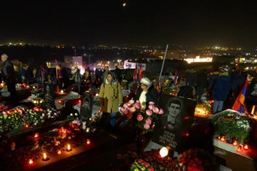 Cérémonie au cimetière militaire d'Erevan à la mémoire des victimes du conflit avec l'Azerbaïdjan au Nagorny Karabakh, le 18 décembre 2020 en Arménie