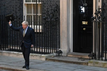 Le Premier ministre britannique Boris Johnson salue la foule devant le 10 Downing Street le 13 décembre au lendemain de sa victoire aux législatives