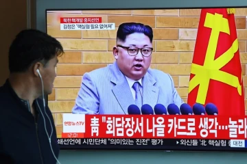 Un sud-coréen regarde le dirigeant de Corée du nord Kim Jong Un à la télévision, à Séoul le 21 avril 2018