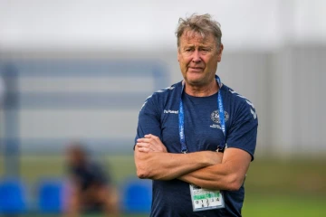 Le sélectionneur du Danemark Age Hareide observe ses joueurs lors d'une séance d'entraînement à Vityazevo le 22 juin 2018 au Mondial