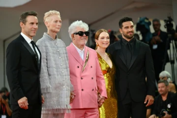 De gauche à droite: l'acteur Alessandro Nivola, l'actrice Tilda Swinton, le réalisateur Pedro Almodovar, l'actrice Julianne Moore et l'acteur Alvise Rigo, le 2 septembre 2024 sur le Lido, à Venise