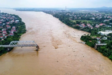 Vue aérienne du pont de Phong Chau, effondré sur le fleuve Rouge, dans la province de Phu Tho au Vietnam le 9 septembre 2024, après que le super typhon Yagi a frappé le nord du pays