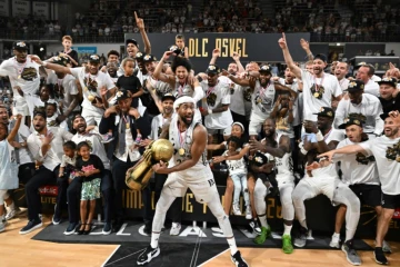 La joie des joueurs de l'Asvel, champions de France après leur victoire contre Monaco, le 25 juin 2022 à Villeurbanne