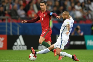 L'attaquant star du Portugal Cristiano Ronaldo (g) à la lutte avec le milieu du Chili Arturo Vidal en demies de la Coupe des Confédérations, le 29 juin 2017 à Kazan