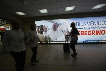 Une affiche avec le pape François et le slogan "Bienvenue au Panama, pèlerins" à l'aéroport de Panama le 21 janvier 2019.