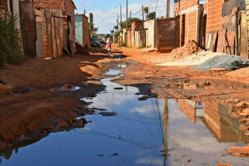 Des eaux usées s'écoulent librement dans une rue de Santa Luzia, près de Brasilia, le 3 août 2020