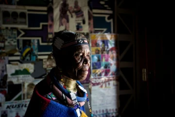 A 81 ans, la peintre Esther Mahlangu peut se réjouir: son oeuvre est enfin reconnue en Afrique du Sud.