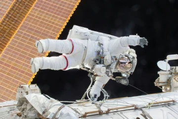 Image fournie par la Nasa le 22 décembre 2015 montrant le commandant américain de l'expédition 46 Scott Kelly lors d'une sortie la veille dans l'espace hors de la Station spatiale internationale