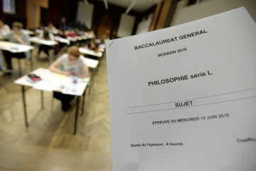 Des lycéens planchent sur l'épreuve de philosophie du baccalauréat, le 15 juin 2016 à Strasbourg