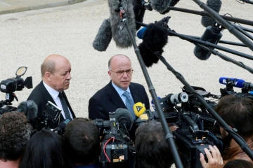 Le ministre de la Défense Jean-Yves le Drian et le ministre de l'Intérieur Bernard le 3 juillet 2016 à l'Elysée à Paris