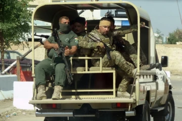 Des forces de sécurité irako-kurdes patrouillent dans la banlieue est de Kirkouk, le 22 octobre 2016 pour chasser les jihadistes