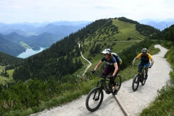 Ursula et Robert Werner gravissent en VTT électrique le mont bavarois Herzogstand, le 5 août 2019 en Allemagne
