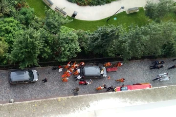 Pompiers et médecins prodiguent des soins aux militaires blessés par une BMW qui a délibérément foncé sur eux devant leur local de Levallois-Perret (Hauts-de-Seine), à l'ouest de Paris le 9 août 2017