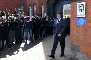 Le leader catalan Carles Puigdemont quitte la prison de Neumünster, le 6 avril 2017 en Allemagne