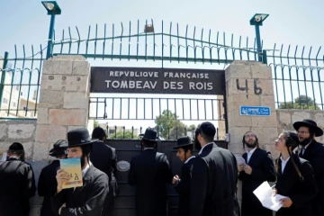 Des juifs ultra-orthodoxes veulent accéder au Tombeau des rois à Jérusalem, propriété de la France qui a rouvert les lieux à la visite, le 27 juin 2019