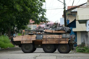Un véhicule blindé de l'armée philippine renforcé par des planches en bois contre les grenades RPG tirées par les jihadistes, le 21 juin 2017 à Marawi