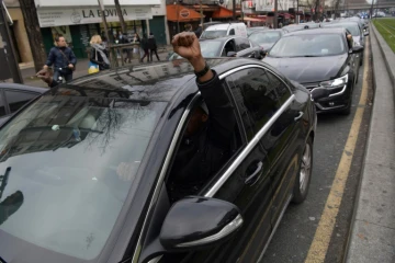 Des chauffeurs de VTC manifestent Porte de la Villette, à Paris, le 23 décembre 2016