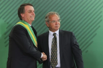 Le président du Brésil Jair Bolsonaro (à gauche) et son ministre de l'Economie, Paulo Guedes, le 1er janvier 2019 à Brasilia